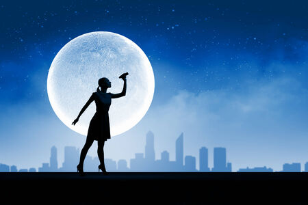 Ona i księżyc - 30370824-silueta-de-la-mujer-que-mira-en-los-prismticos-con-la-luna-llena-grande-en-el-fondo.jpg